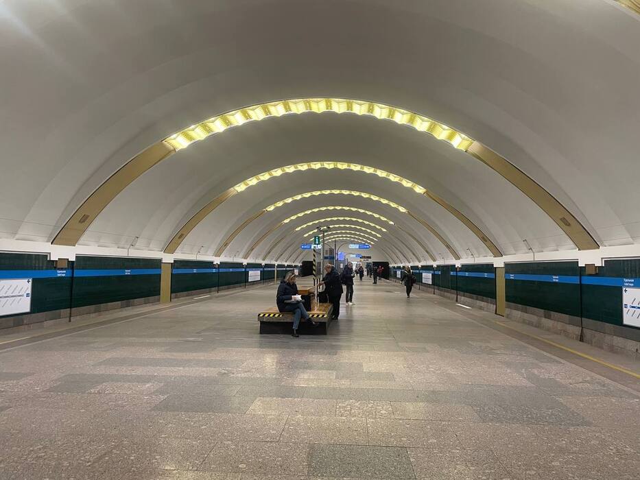 Чисто снаружи и грязно внутри: открывшаяся «Удельная» напугала петербуржцев толстым слоем пыли