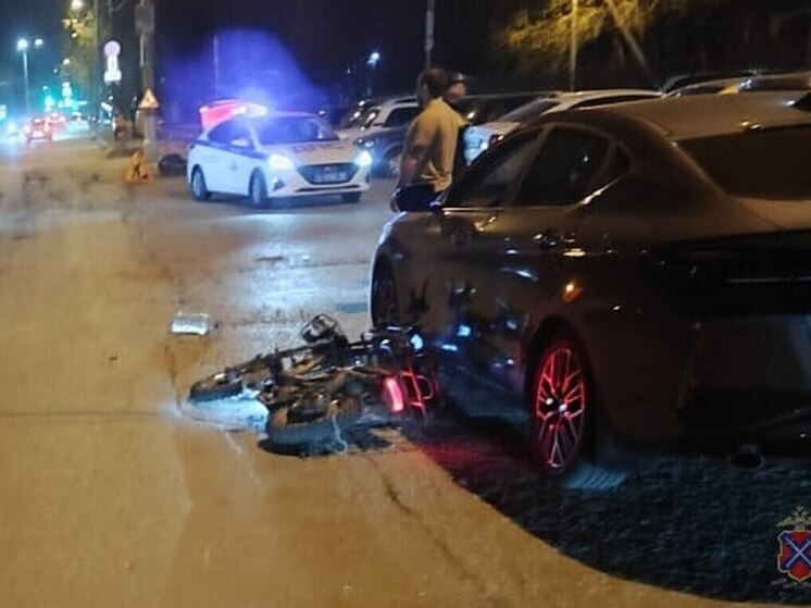 В Волгограде столкнулись электросамокат и иномарка, пострадал один человек