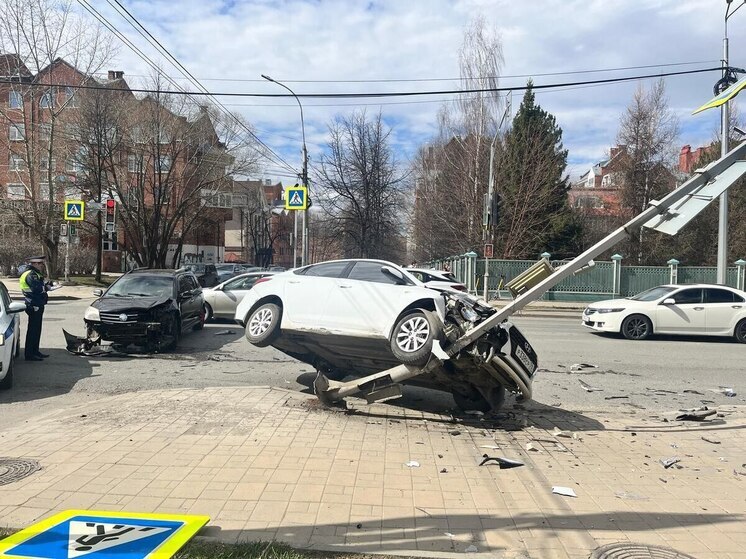 Два автомобиля столкнулись в Томске: один водитель в больнице