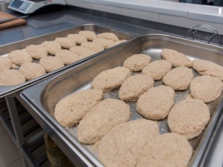 В Волгоградской области готовили свино-говяжьи котлеты из свиной грудинки