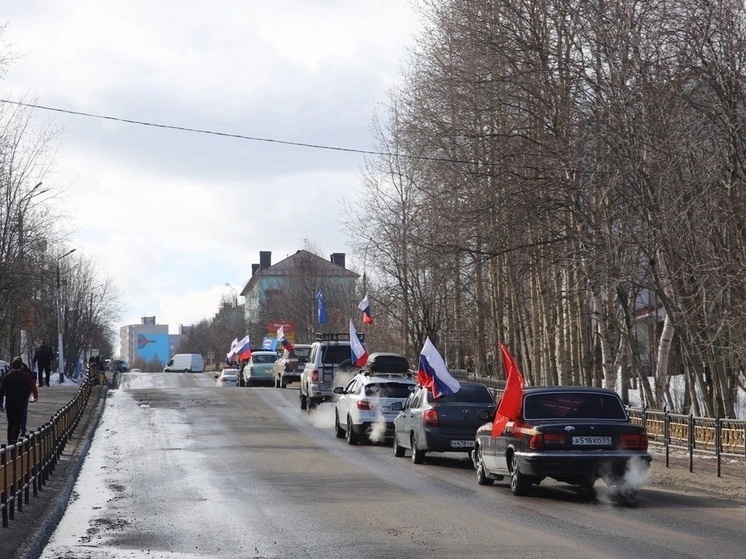 В Мурмашах участники патриотического автопробега возложили цветы к памятникам и стелам