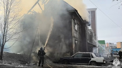 Пожарные предотвратили взрыв, вытащив 8 газовых баллонов из горящего дома в Мурманске