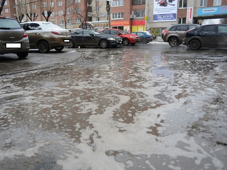 Предупреждение о граде и грозах продлили в Свердловской области