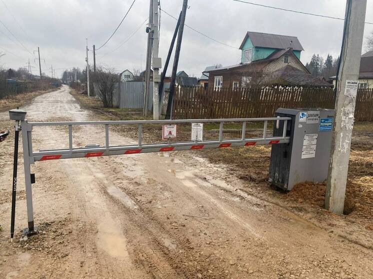 В Калуге по инициативе природоохранной прокуратуры демонтировали незаконно установленный шлагбаум на землях лесного фонда