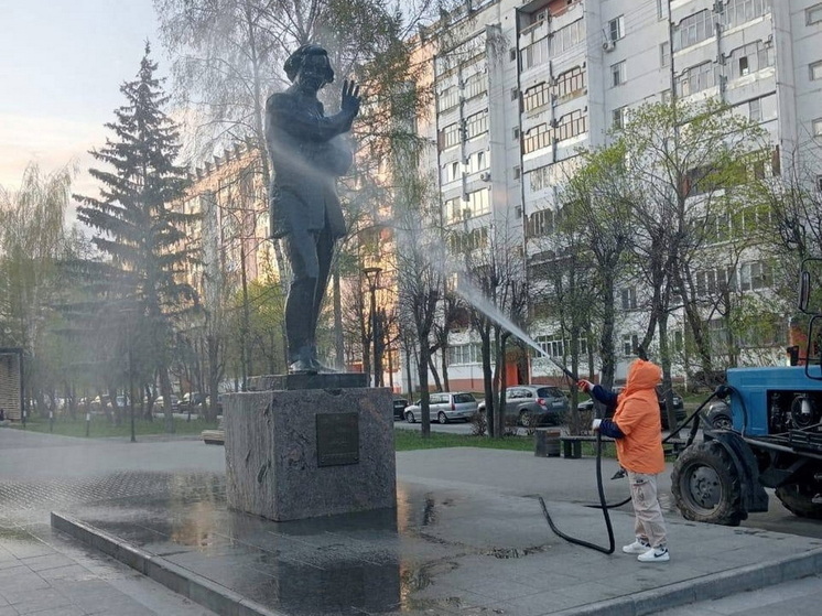 Коммунальщики помыли памятники в Йошкар-Оле