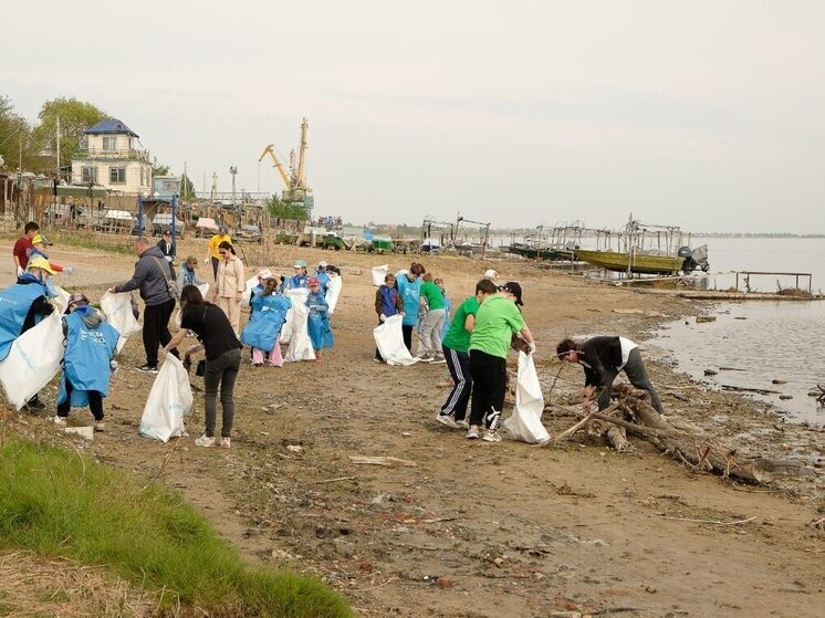 Астраханские школьники очистили берега Волги, собрав тонну мусора