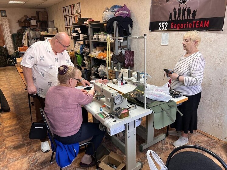 В Калуге активисты шьют снаряжение для бойцов СВО