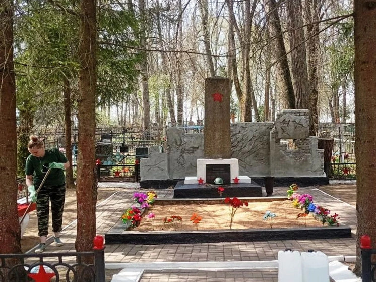 В Вязьме сотрудники следственного изолятора привели в порядок братское захоронение на Фроловском кладбище