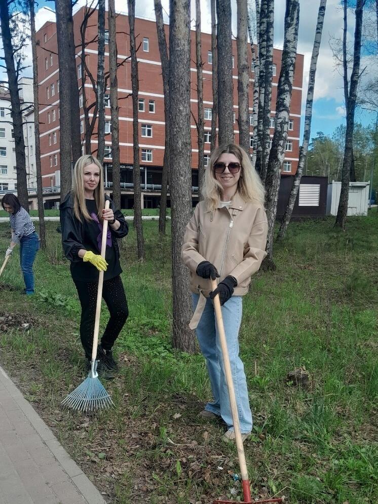 Медики Калужской детской областной больницы вооружились граблями