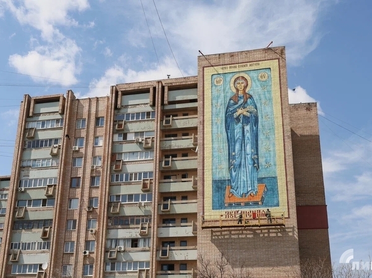 В столице ЛНР освятили мурал в честь Луганской иконы Божьей Матери