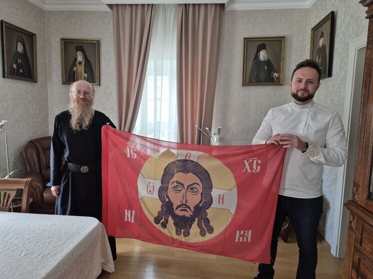 Наместнику Оптиной Пустыни передали знамя с СВО