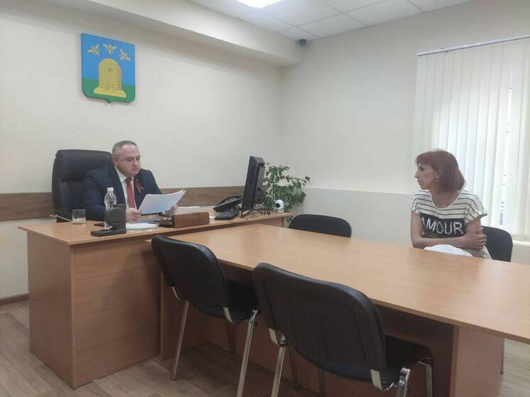  Максим Косенков помог решить проблемы горожан на личном приеме