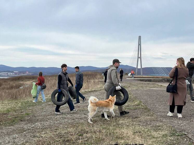 Массовый субботник проходит во Владивостоке