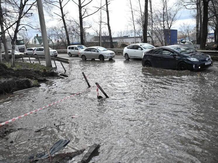 На улицах Хабаровска автолюбители могут угодить в ловушку подводных ям