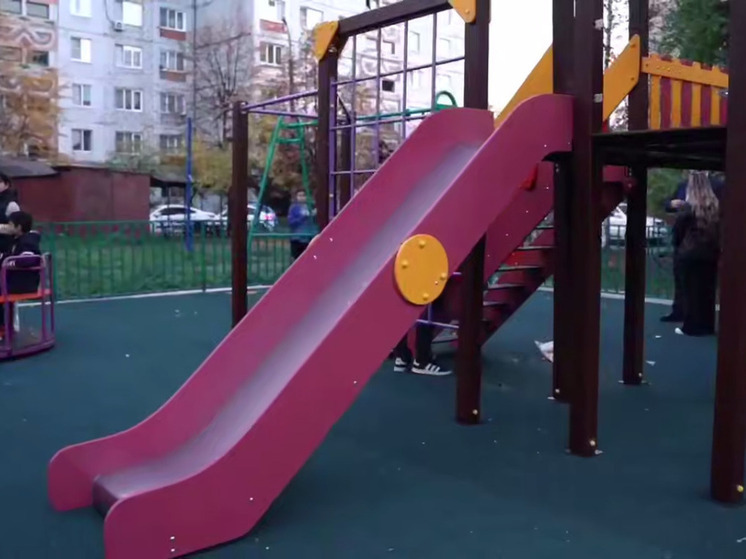 Во Владикавказе устанавливают детскую игровую и воркаут площадки