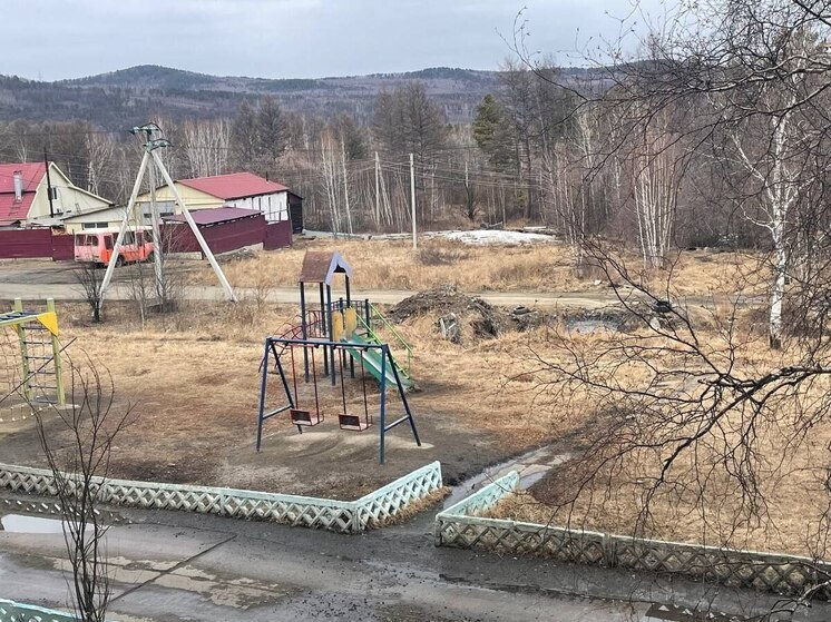 Дети Амурской области играли на ржавеющей детской площадке
