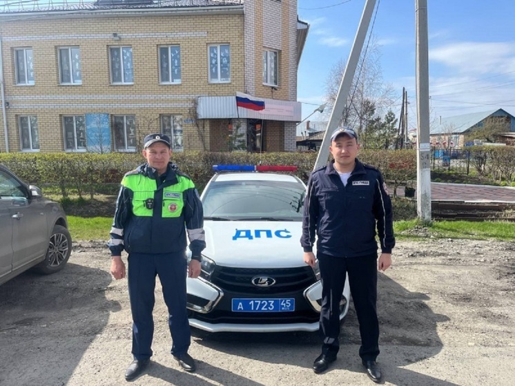 Курганские полицейские на руках вынесли бабушку из горящего дома