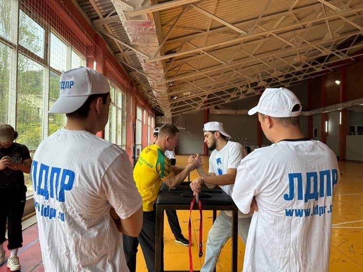 При поддержке Вероники Иванчиковой прошел мастер-класс по армрестлингу памяти Владимира Жириновского