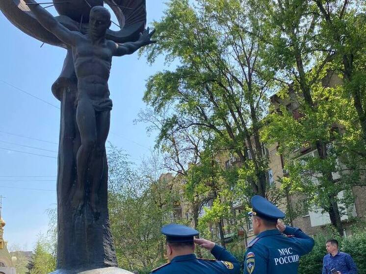 В Луганске почтили память ликвидаторов Чернобыльской катастрофы