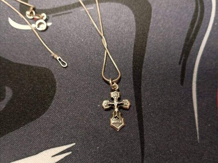 В Черняховске на берегу реки нашли старинный крестик