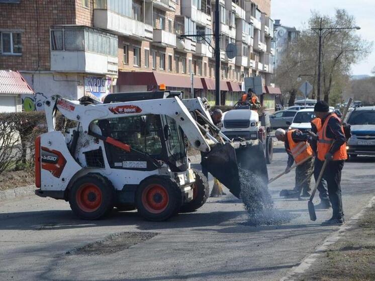 Абаканские дорожники готовят проспект Ленина к празднованию Дня Победы