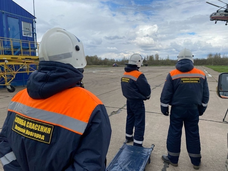 Новгородские спасатели десантировались в лесополосу и спасли «пострадавшего»
