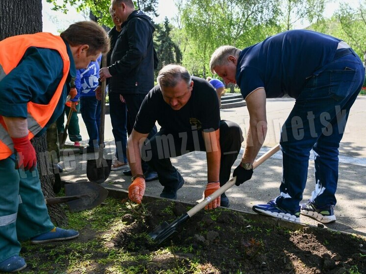 Премьер-министр ДНР принял участие в субботнике в парке Донецка