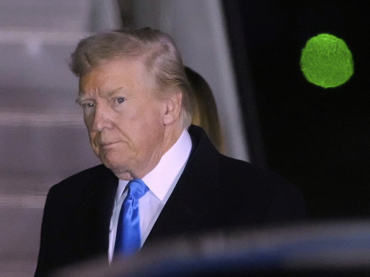 Президент США Дональд Трамп после встречи с Владимиром Зеленским в Риме опубликовал в соцсети Truth Social сообщение, в котором задумался о том, не стоит ли ему в рамках урегулирования украинского кризиса вести себя с Россией по-другому и применить банковские или вторичные санкции