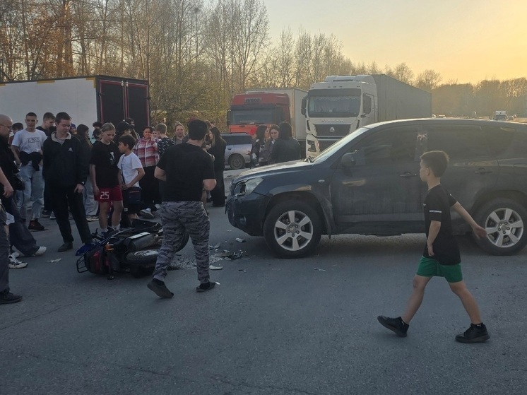 В Первомайском районе 13-летний мальчик на мопеде попал под машину и уехал на скорой