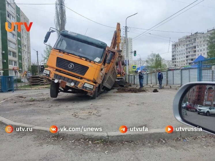 В Уфе провалился грузовик