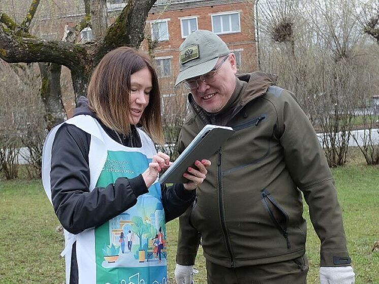 Александр Соколов принял участие в субботнике и голосовании за территорию