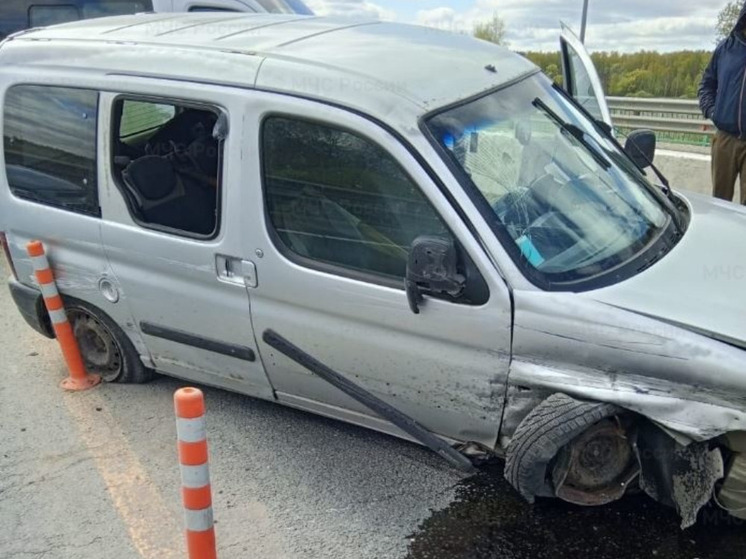 Под Калугой Citroën въехал в ограждения дорожных служб