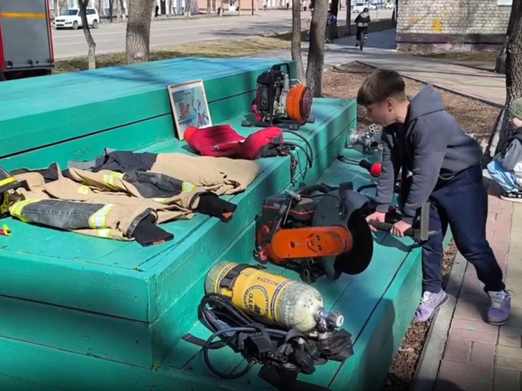 Для амурчан организовали уличную выставку вооружения и оборудования огнеборцев