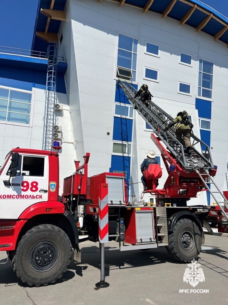 Пожарные учения: бойцы МЧС спасли комсомольчанина через окно по автолестнице