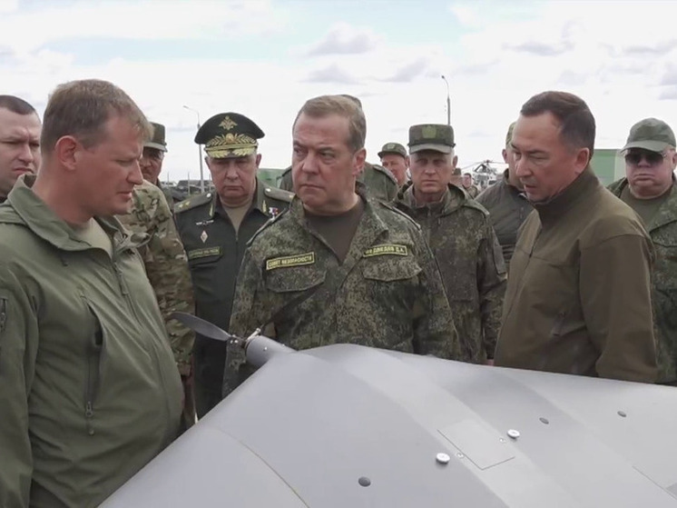 Дмитрий Медведев посетил полигон в Астраханской области