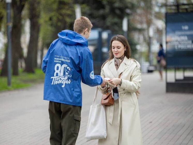 Георгиевские ленты раздают жителям Псковской области