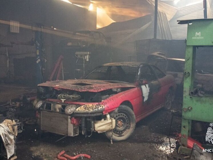 В Томске крупный пожар охватил ангар с машинами и мебелью