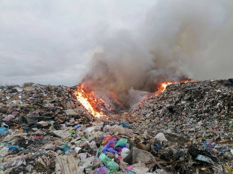 Масштабный пожар произошел на мусорном полигоне в Нижегородской области