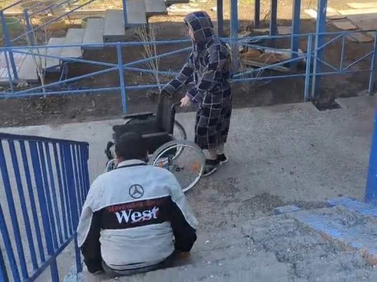 В Астрахани инвалид 8 лет пытается добиться установки пандуса