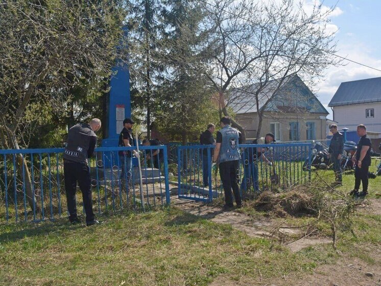 Госавтоинспекция и мотодружина привели в порядок памятник участникам войны