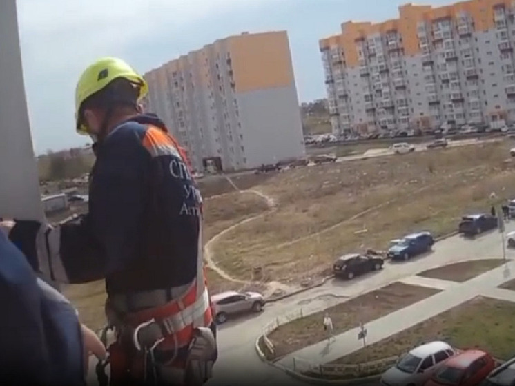 В Барнауле спасатели помогли запертой в квартире четырехлетней девочке