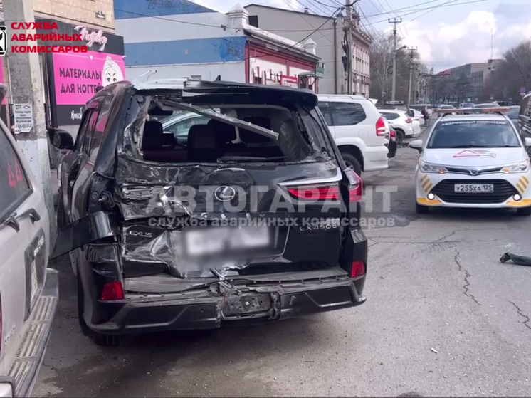 Автобус и Lexus столкнулись на парковке в Уссурийске: пострадал пассажир