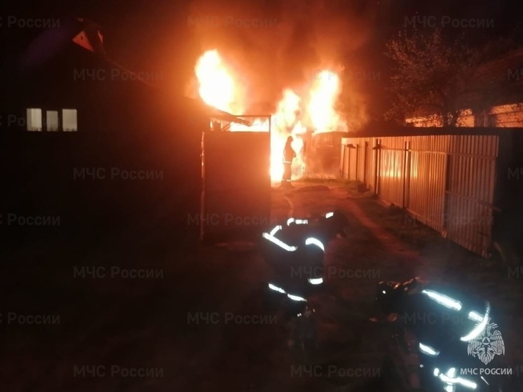 В калужском Кирове ночью вспыхнул гараж