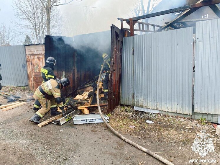 Пожарные оперативно ликвидировали возгорание частного дома под Владивостоком