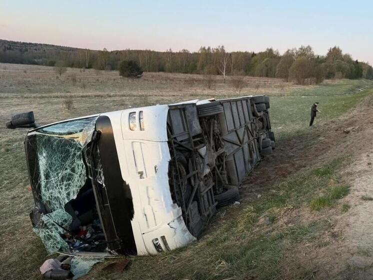 Автобус со следовавшими из Пскова паломниками перевернулся на трассе. Есть жертвы