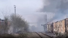 Веселоярск в дыму. Появилось видео тушения горящих складов в алтайском селе 