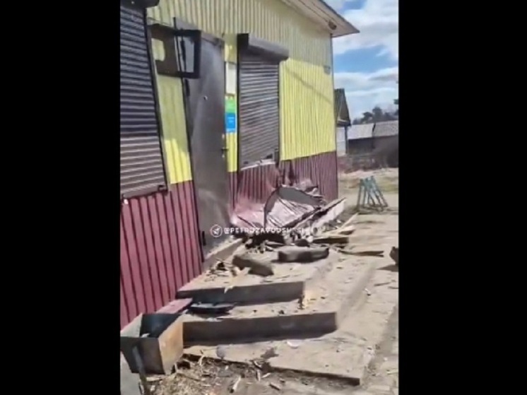 Иномарка врезалась в магазин в Карелии