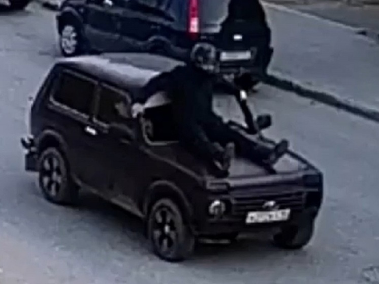 Мужчину на капоте движущегося автомобиля зафиксировали камеры в Карелии