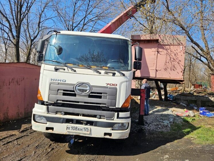 Во Владивостоке за неделю демонтировали 16 незаконных гаражей и 11 рекламных щитов