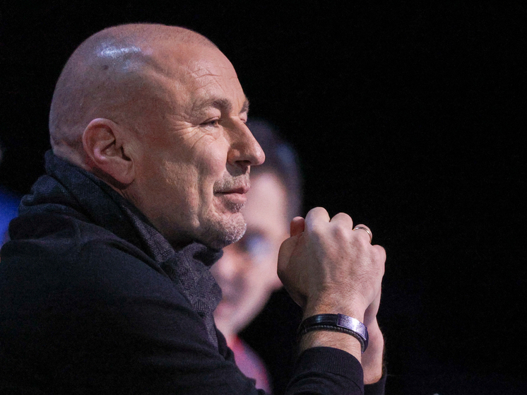 Заслуженный тренер России по фигурному катанию Александр Жулин рассказал, что ему грозятся запретить ехать со своими подопечными на отборочный турнир зимних Олимпийских игр 2026 года. Как стоит на это реагировать, в эксклюзивном комментарии "МК-Спорт" рассказал серебряный призер Олимпийских игр, хореограф и постановщик Илья Авербух.
